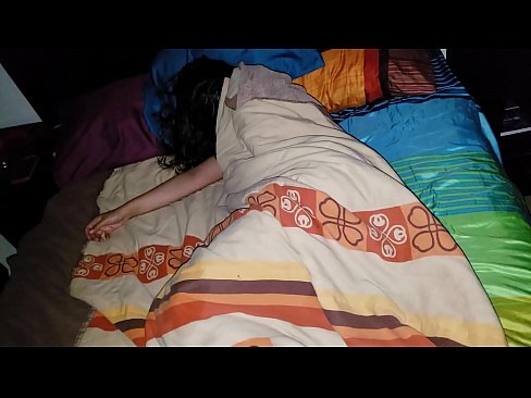 ❤️ सौतेनी आमा सुतेको बेला आफ्नी जवान सौतेनी आमालाई पिट्दै। ❤️❌ गुदा अश्लील ❌️